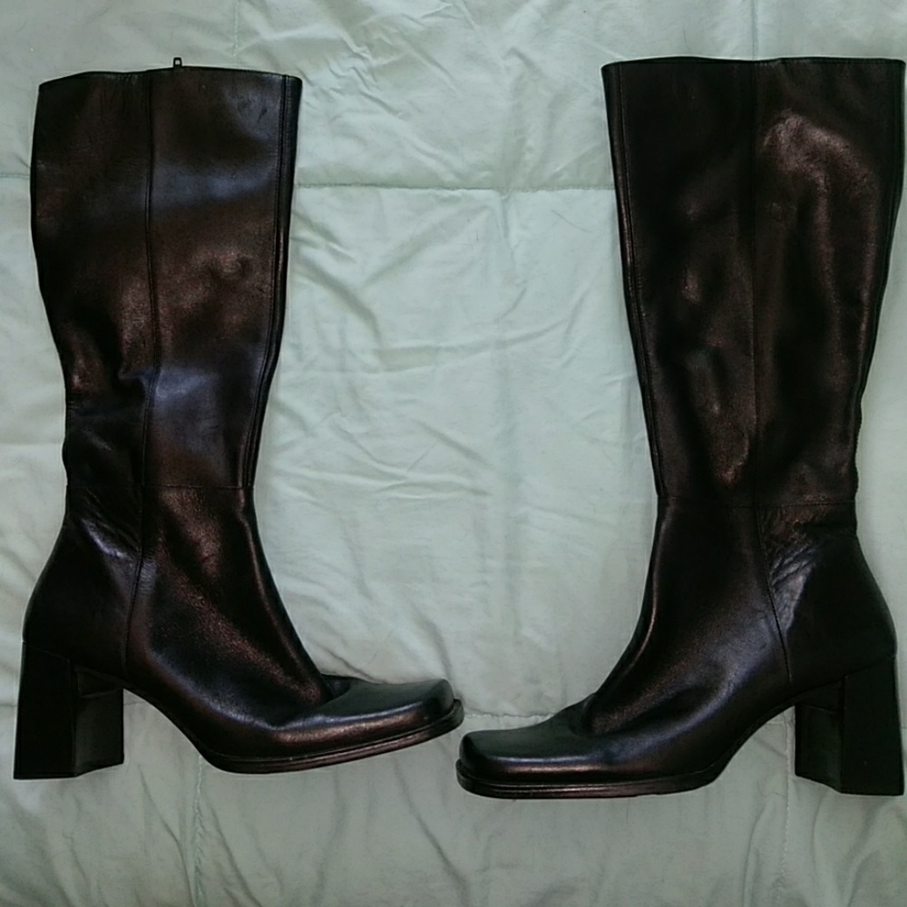 Beautiful black zip up boots